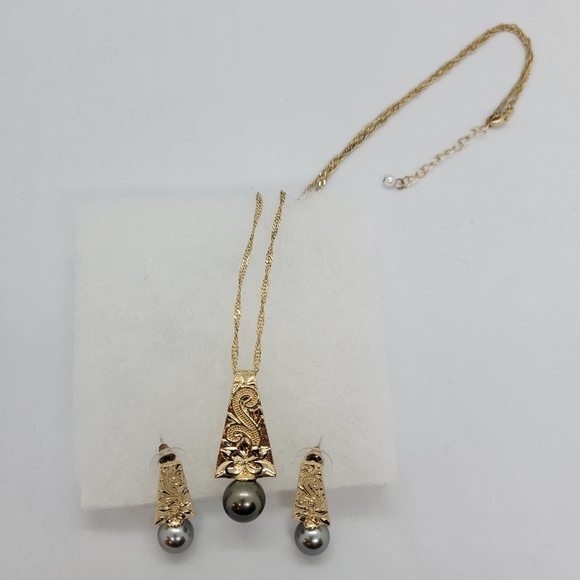 Authentic Tahitian Pearls set in Hamilton Gold-Plated Earrings & Pendant Set - Picture 5 of 6